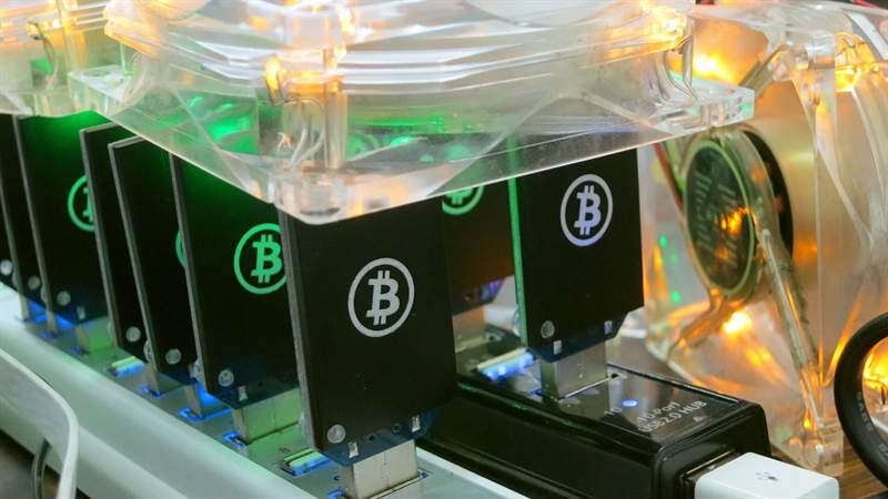 Matériel de minage de bitcoin photographié en service