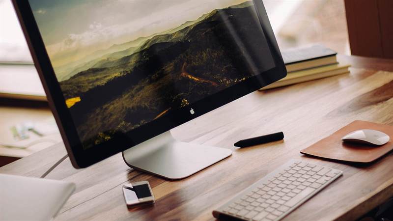 Ordinateur de bureau et clavier sur un poste en bois