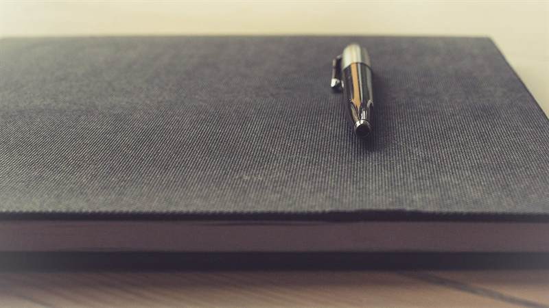 Carnet fermé avec un stylo sur la couverture