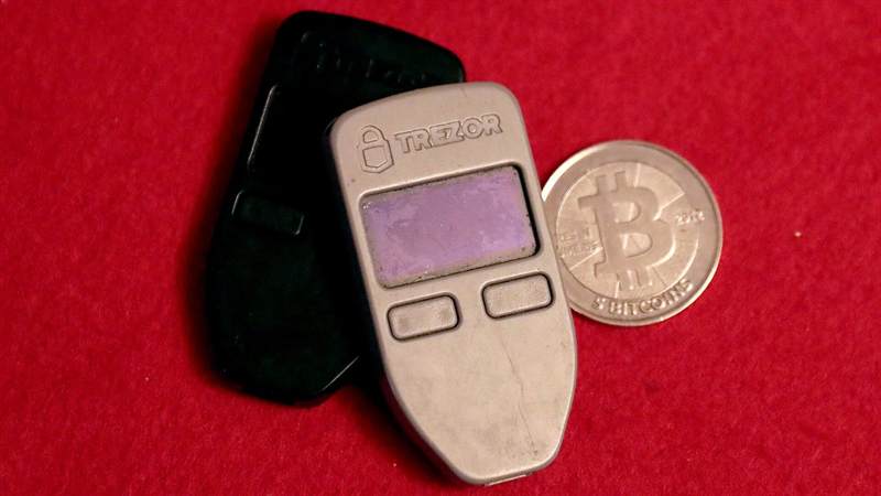 Portefeuilles matériels à côté d’une pièce bitcoin physique